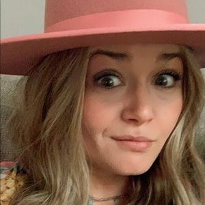 Meet your Posher, Leanne